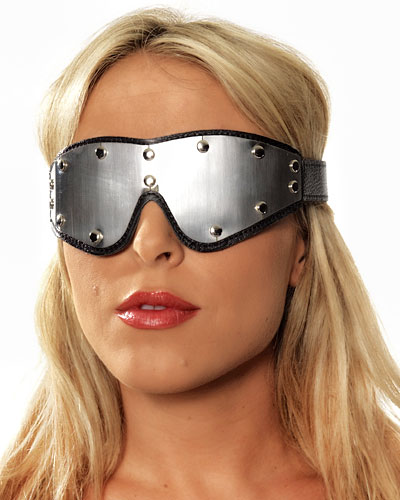 Augenmaske aus Leder mit Metallauflage